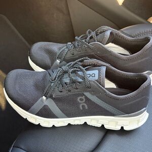 On Running women’s black and White Sneakers